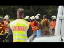 Embedded thumbnail for Bus se incendia tras chocar contra un camión y deja 18 muertos